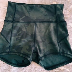 Lululemon In Movement Short *Everlux 2.5"